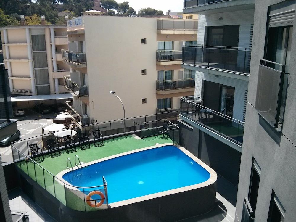 Hotel Acacias & 4*
