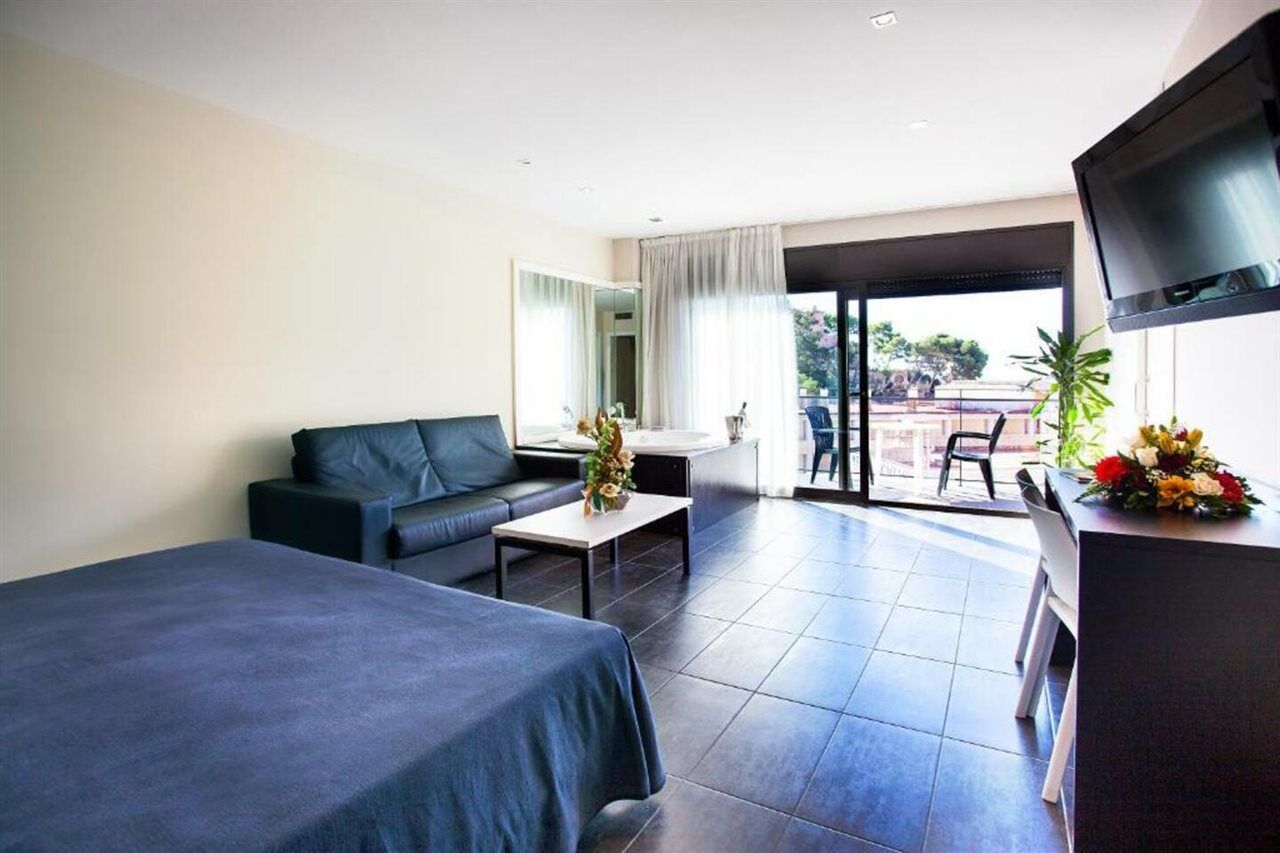 Hotel Acacias & 4*